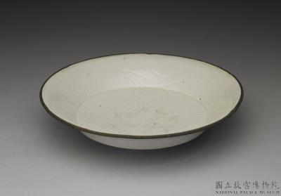 图片[2]-White dish with lobed rim and incised peony design, Ding ware, Northern Song to Jin dynasty-China Archive